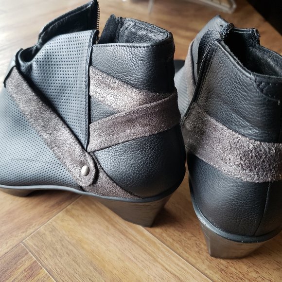 NWOT Naot Modern Leather Ankle Boots Caviar and Onyx EU 38 - Picture 2 of 6